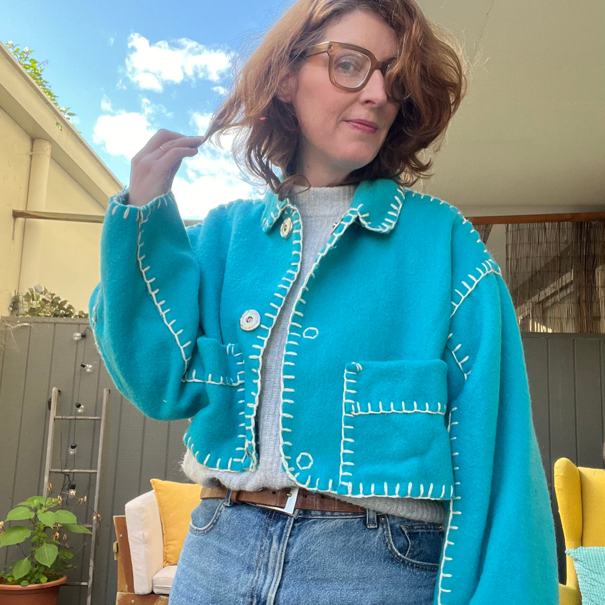 Jacket Crop Turquoise, Extra details on the back.