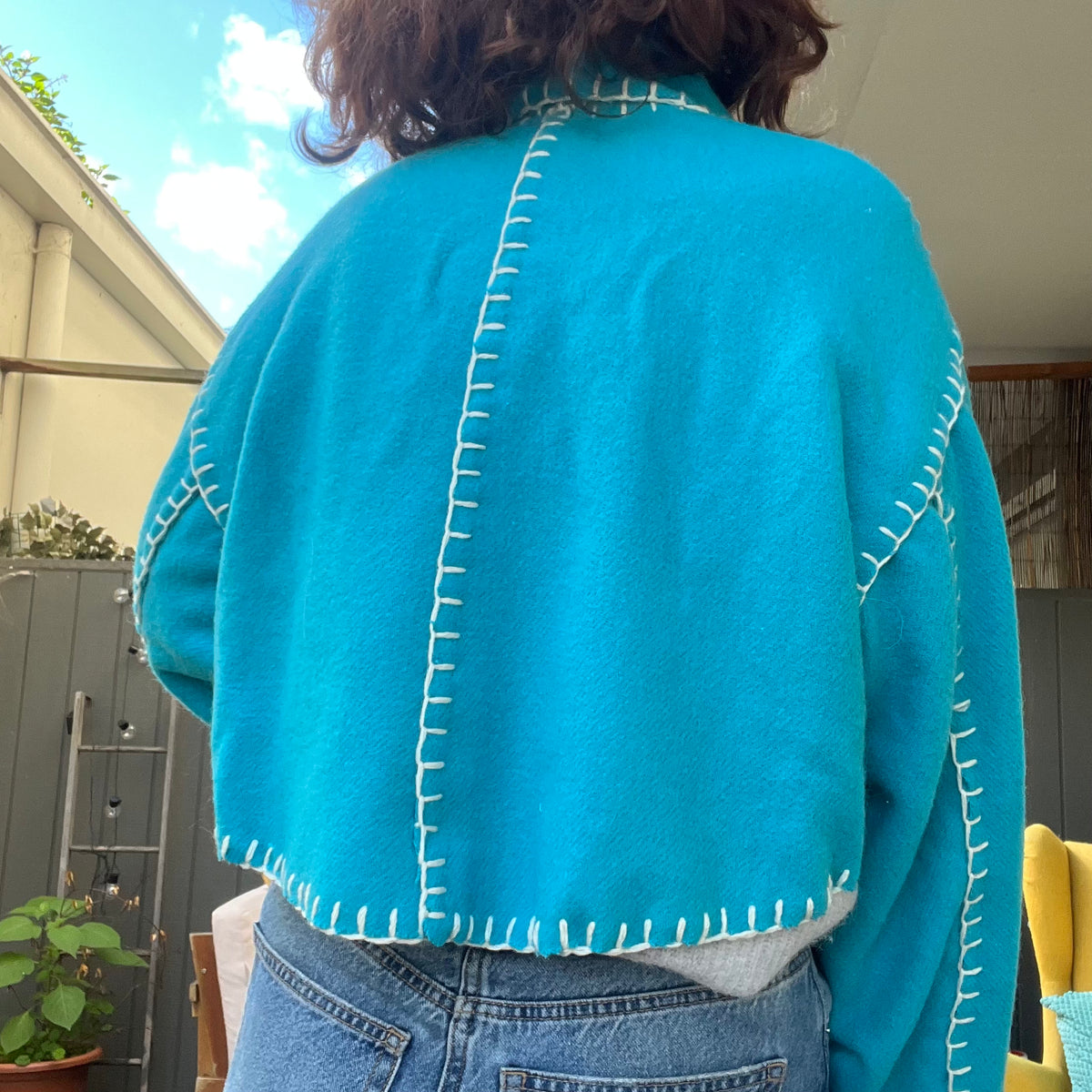 Jacket Crop Turquoise, Extra details on the back.